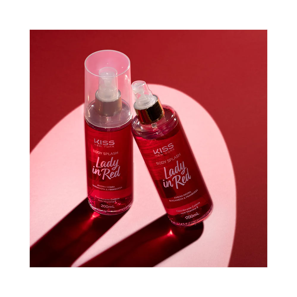 Dois frascos de Body Splash Kiss New York Lady In Red 200ml sobre fundo vermelho